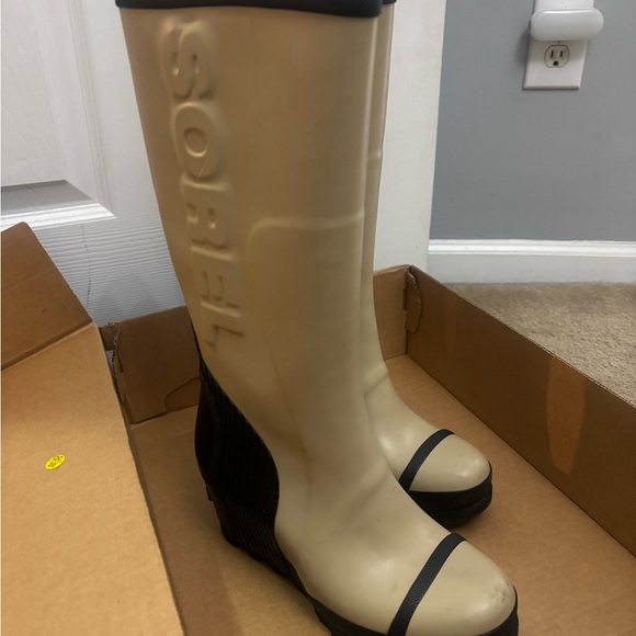 Sorel Women's Beige and Black Winter Boots - Picture 2 of 4
